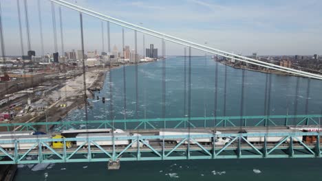 puente embajador lleno de camiones que cruzan la frontera entre ee.uu. y canadá