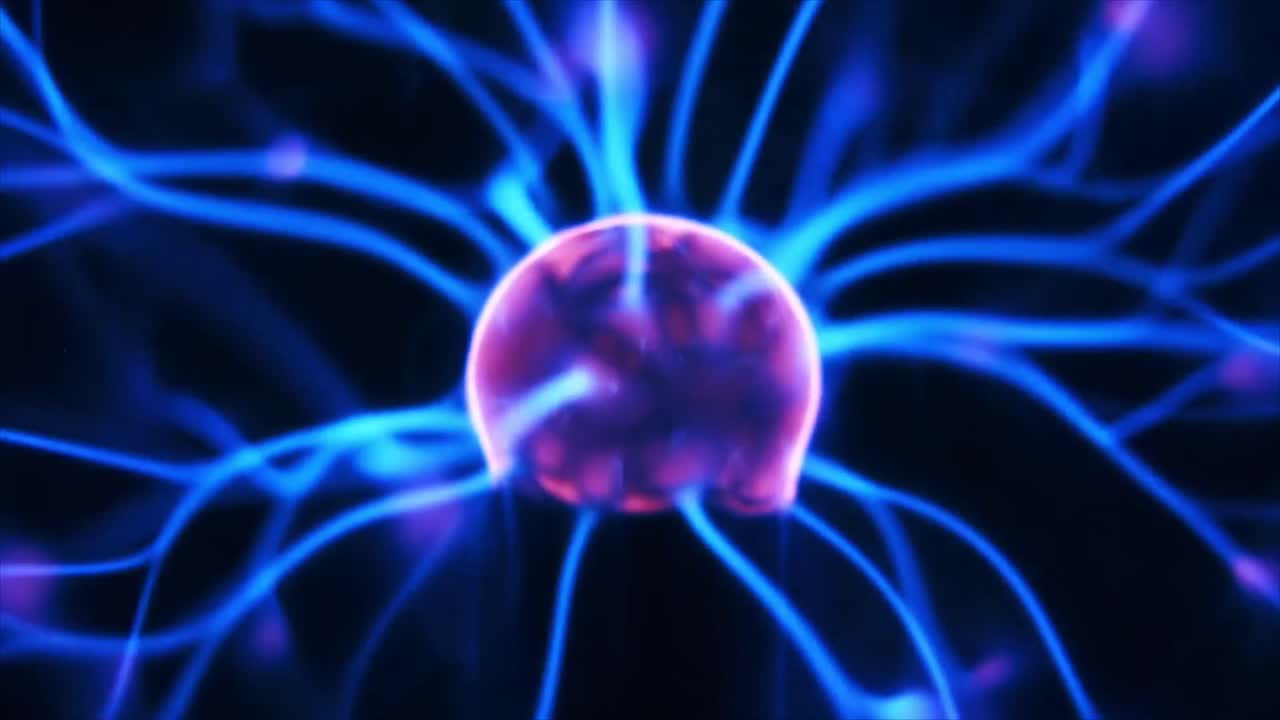 Correnti elettriche dinamiche blu e viola in una sfera al plasma