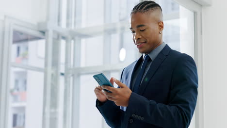 Happy-man-with-cellphone,-thinking-in-office