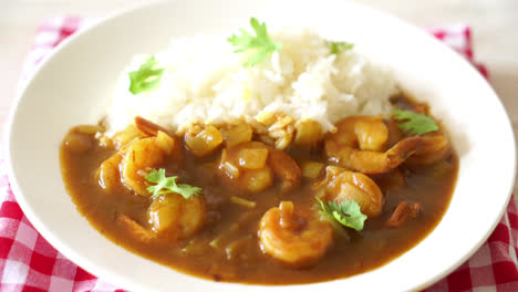 camarones en salsa de curry sobre arroz cubierto