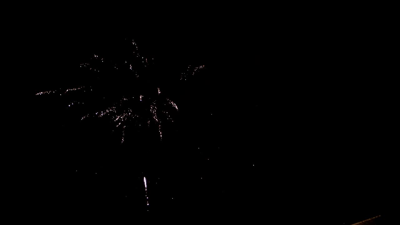 fuochi d'artificio nel cielo notturno sopra le case