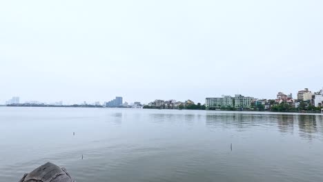 도시 스카이라인과 함께 평화로운 강 풍경