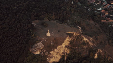 Vista-Aérea-Más-Cercana-Del-Castillo-Drazovce-Al-Atardecer