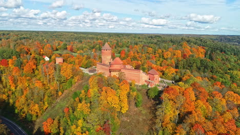 Panorama-Drohnenansicht-Der-Burg-Turaida-In-Der-Region-Vidzeme-In-Lettland