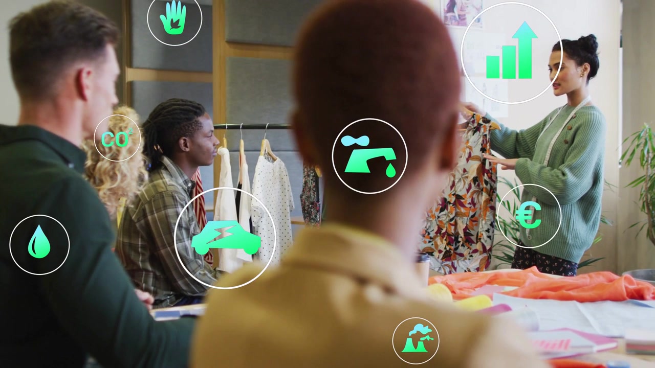 Une équipe de design pointe du doigt tandis qu'un présentateur tient une robe, des icônes vertes encerclant la robe et affichant les métriques écologiques.