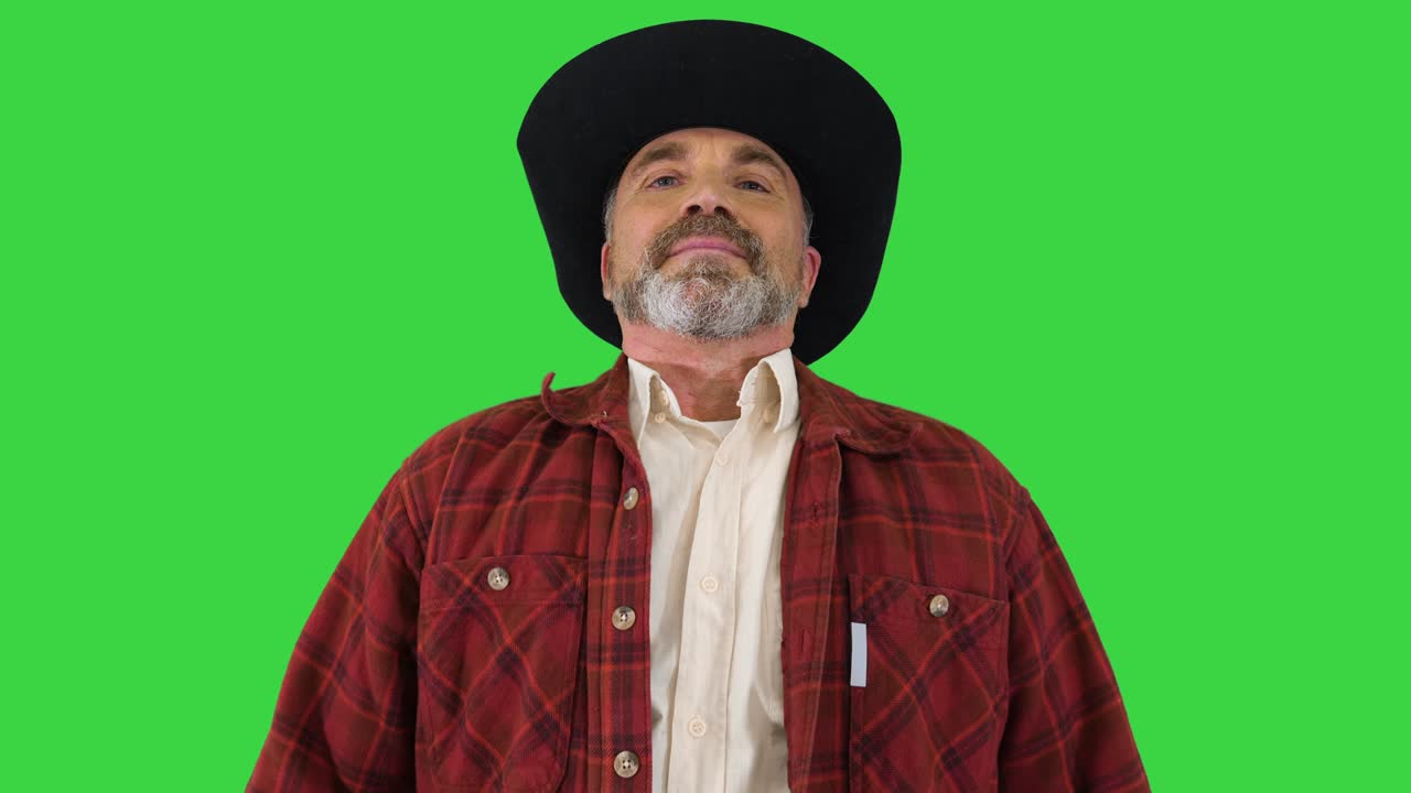 el granjero se quita la máscara médica y respira profundamente. la pandemia de coronavirus ha terminado en una pantalla verde, clave de croma.