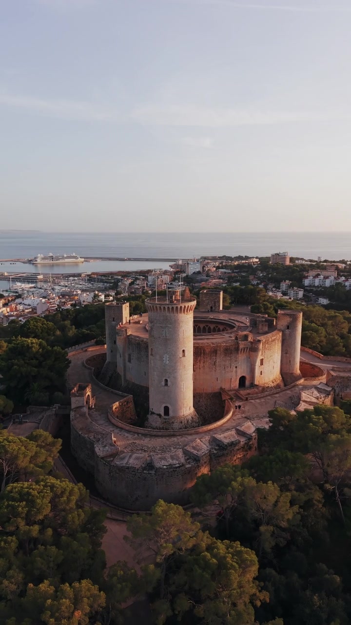 Vista aérea do Castelo de Bellver em Palma de Maiorca ao pôr do sol