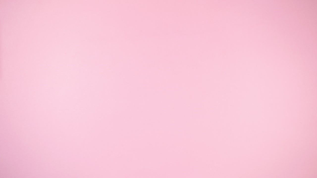 caja de regalos de vacaciones envuelta en papel artesanal y atada con cinta roja se mueve dinámicamente en diagonal.