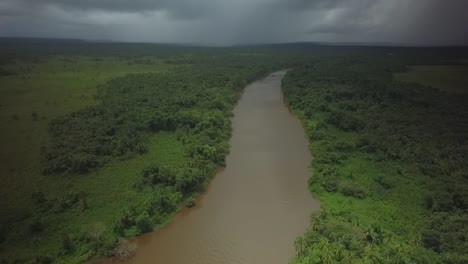 Drohnenansicht-Des-Orinoco-Flussdeltas-Mit-Stürmischem-Und-Bewölktem-Himmel
