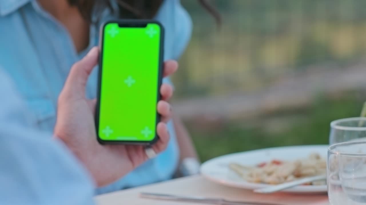 hombre usando un teléfono inteligente de pantalla verde durante una cena romántica al aire libre al atardecer.amigos viaje italiano en umbria.4k cámara lenta