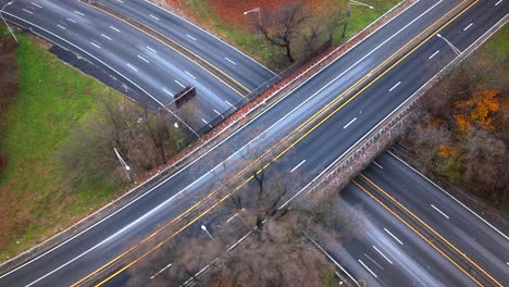 Ein-Zeitraffer-Aus-Der-Luft-über-Einer-Autobahnkreuzung-Auf-Long-Island,-New-York,-An-Einem-Bewölkten-Tag