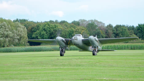 Video-Des-Berühmten-Mosquito-Flugzeugs-Und-Des-Lincoln-Bombers-Aus-Dem-Zweiten-Weltkrieg,-Die-Gemeinsam-Auf-Einem-Luftwaffenstützpunkt-Der-Britischen-Luftwaffe-In-Lincolnshire-Unterwegs-Sind