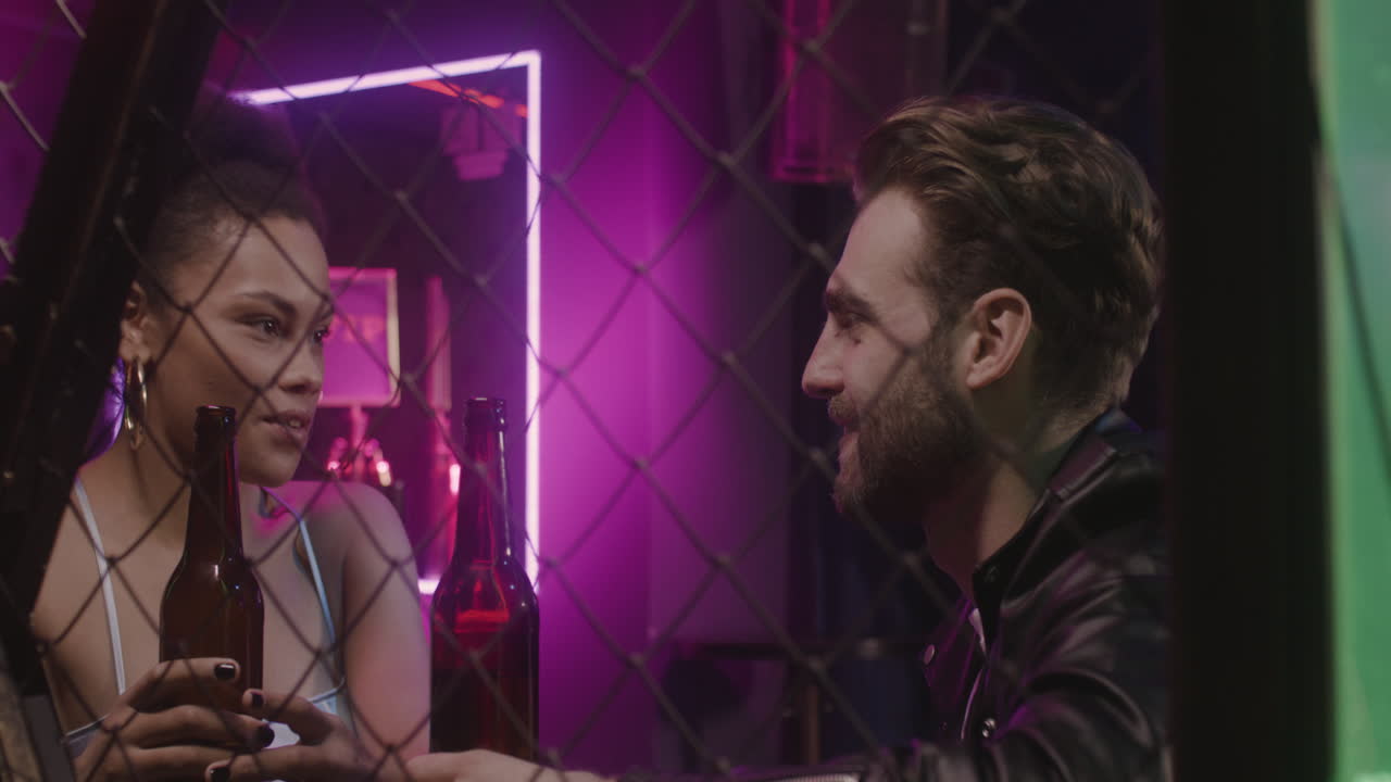 디스코에서 함께 이야기하고 웃는 아름다운 소녀와 수염 난 남자