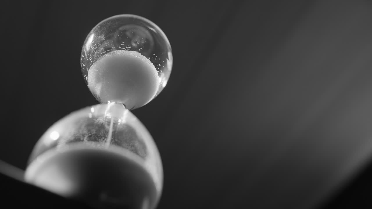 流れる砂時計のスライダー不飽和スタジオショット