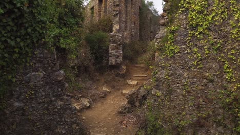 Aéreo-Volar-Atrás-Viejo-Ruinas-Puerta-Abandonado-Lugar