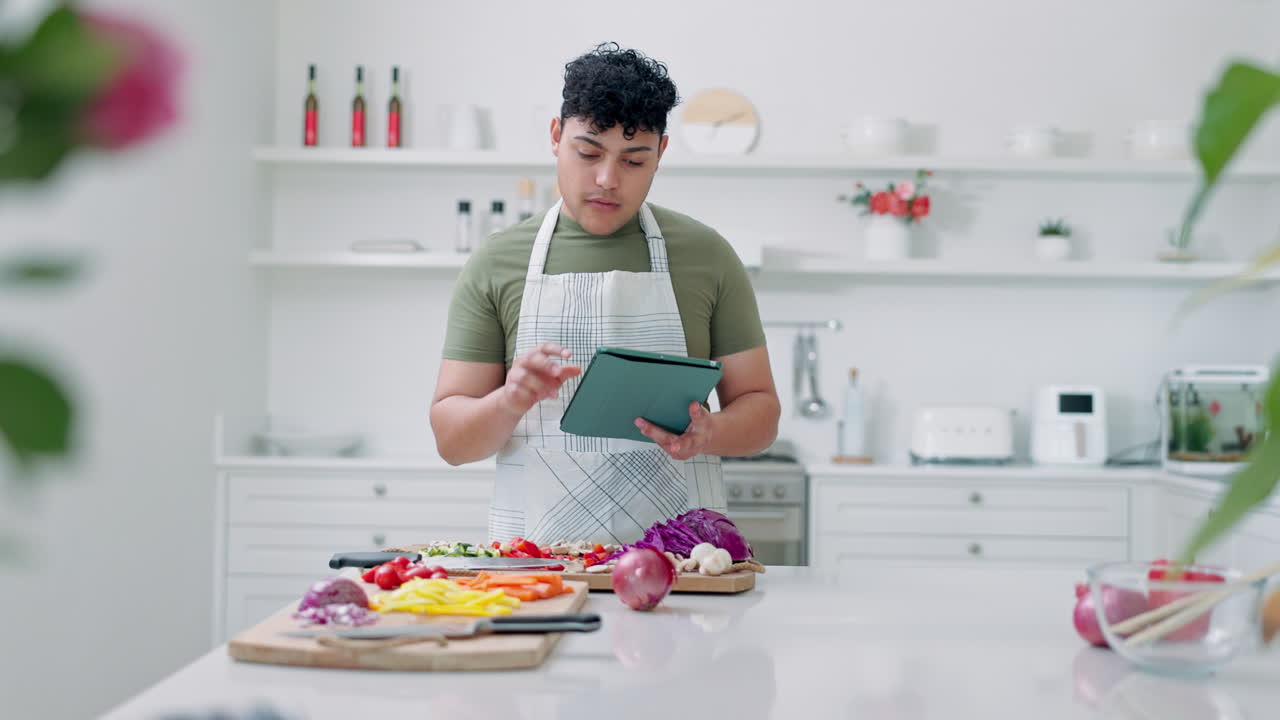 태블릿, 요리 및 레시피와 함께 부에서 남자
