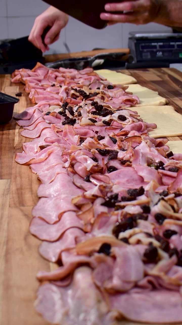 Mani dello chef che preparano autentico pan de jamon venezuelano in cucina