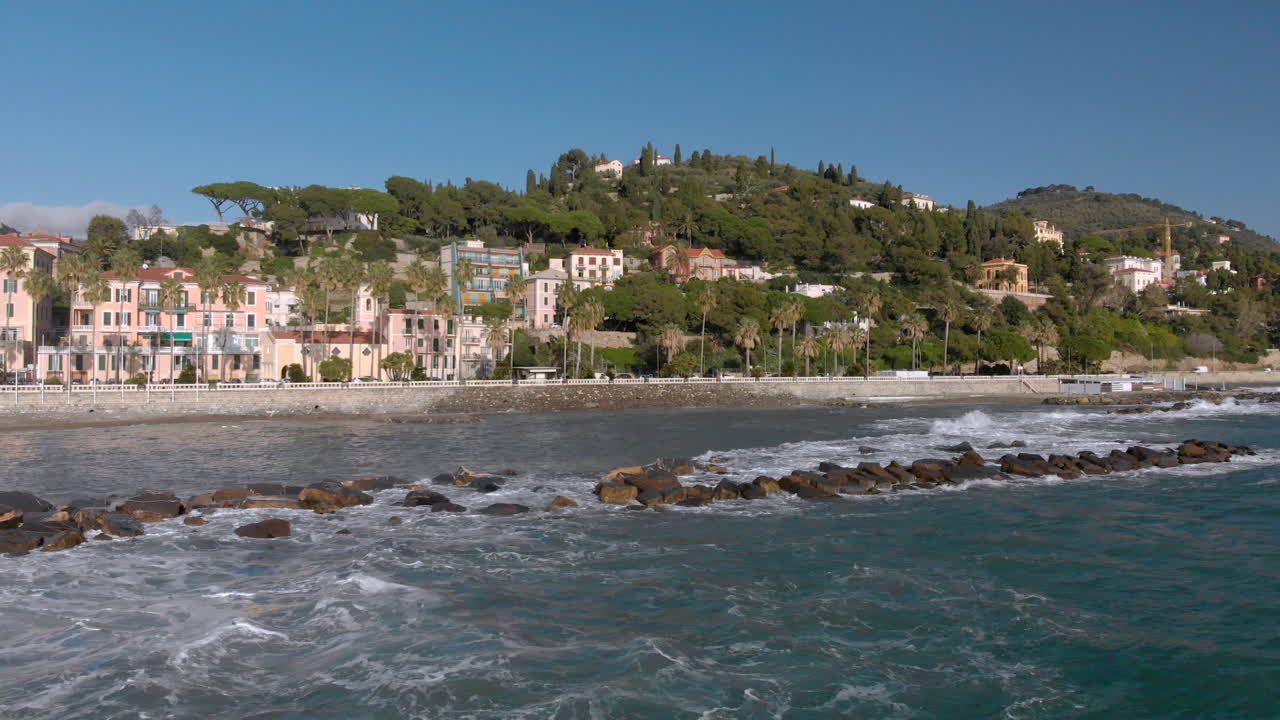 Spiaggia della città di Imperia sulla costa del Mar Mediterraneo, splendida vista aerea estiva