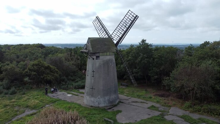 Bidston Hill, nedlagt landlig melmølle, restaureret traditionel trævindmølle med sejl, Birkenhead, luftfoto med lav omdrejning mod højre