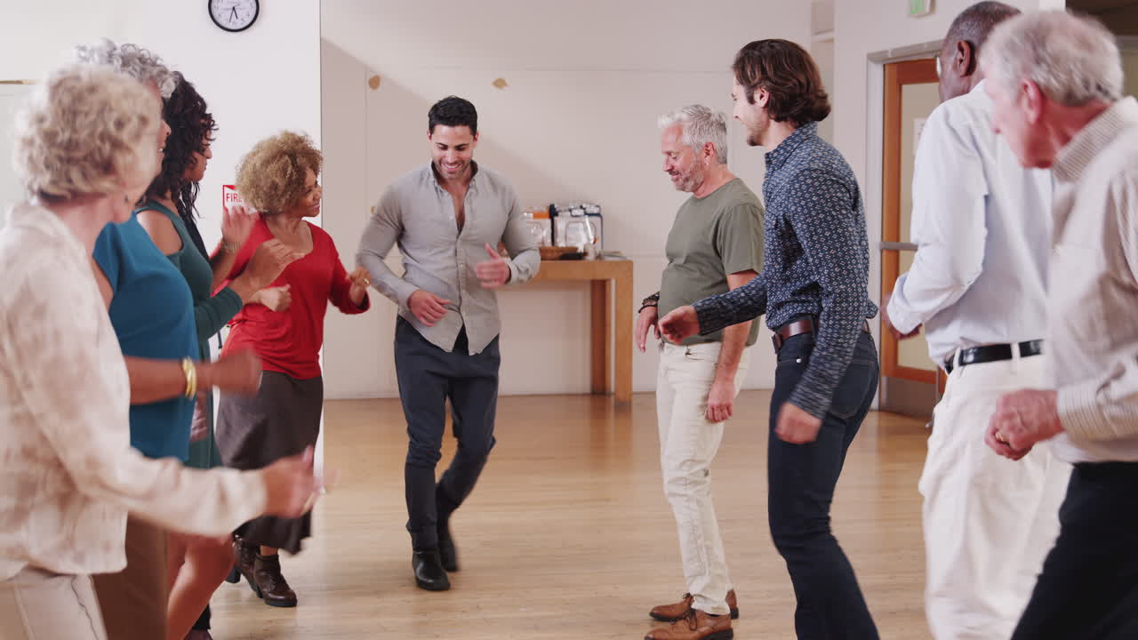 Pessoas se divertindo em aula de dança em centro comunitário