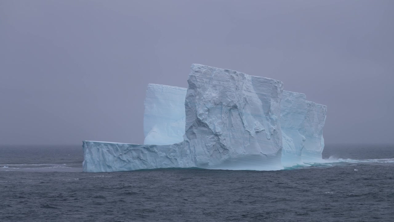 Blockiger Eisberg im kalten Wasser des Arktischen Ozeans, Zeitlupe