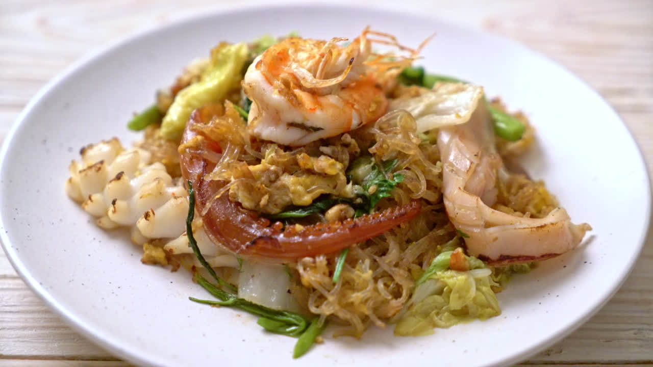 sukiyaki seco - fideos salteados con verduras y mariscos en salsa sukiyaki