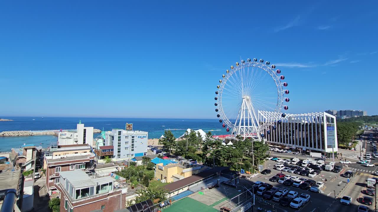 한국의 뜨거운 여름철에  ⁇ 비는 소코의 소코 아이 페리스  ⁇  (sokcho eye ferris wheel)
