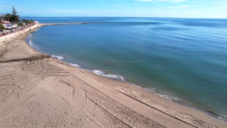 Luftperspektive-Von-Großen-Maschinenspuren-Des-Baggers,-Die-Im-Sand-Zurückgelassen-Wurden