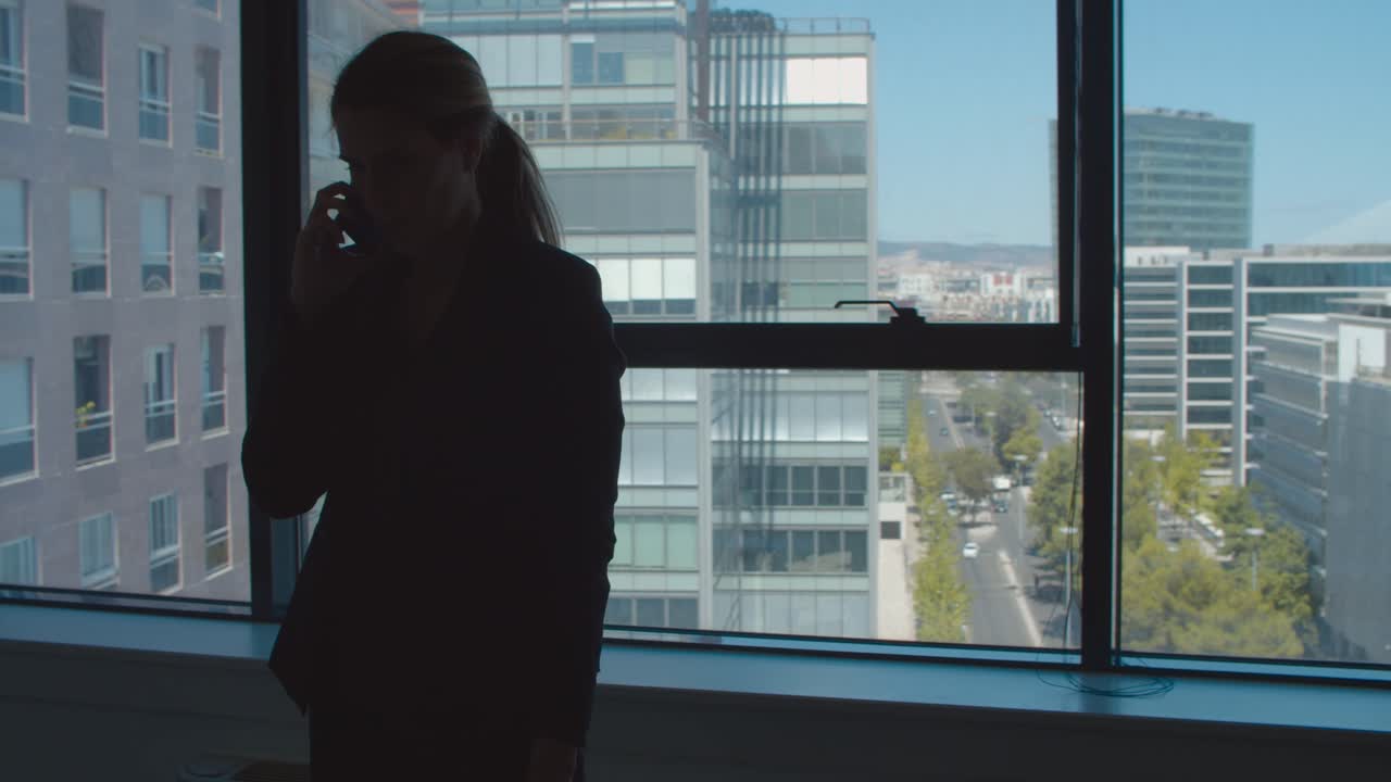 siluetas negras de mujeres de negocios de pie y caminando