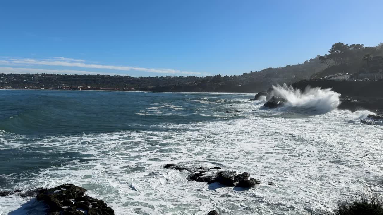 캘리포니아 주 샌디에이고의 la jolla cove에서 높은 물결에 절벽에 부히는 큰 바다 파도의 4k 영상