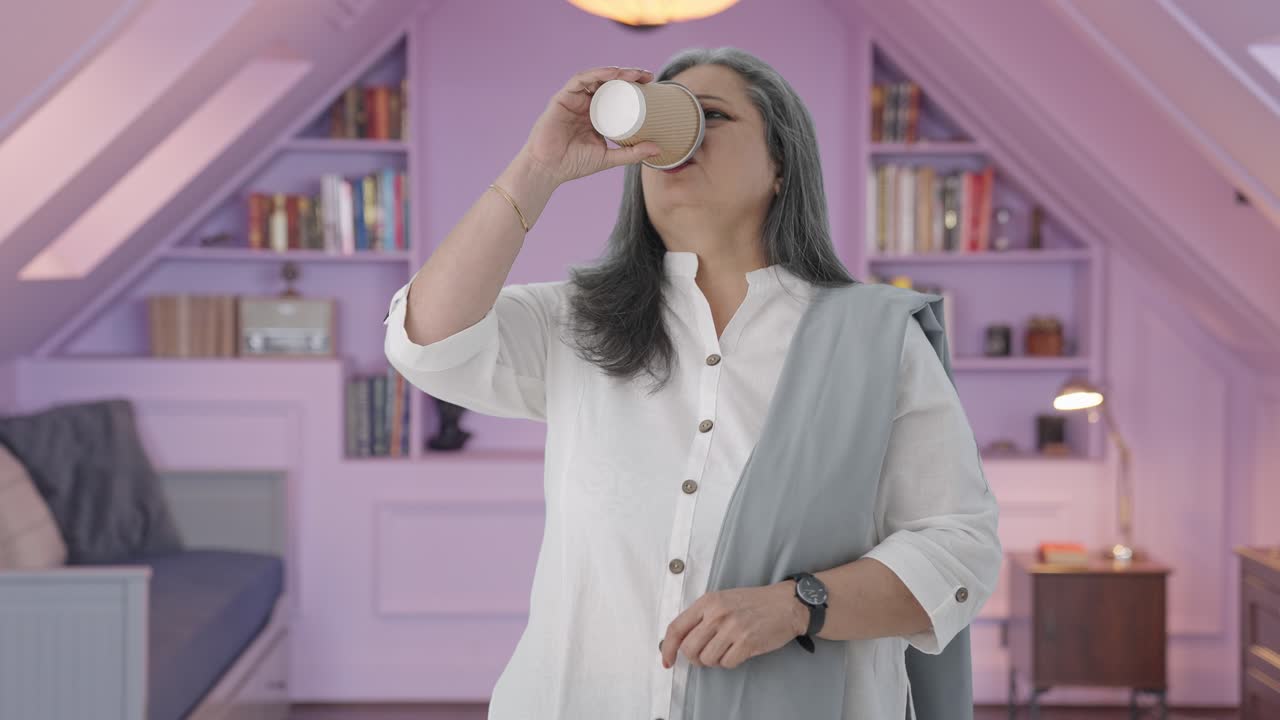 una anciana india enojada esperando a alguien.