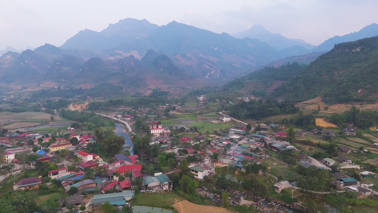 Pemandangan Udara Desa Pegunungan di Vietnam