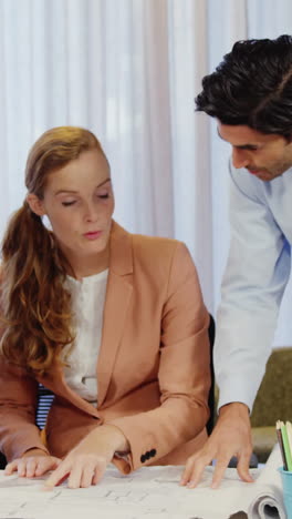 mujer de negocios y compañeros de trabajo discutiendo el plan