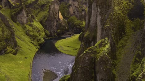 Imágenes-Aéreas-Cinematográficas-Con-Drones-De-4k-Capturan-Escenas-Que-Recuerdan-A-Una-Vista-De-Pájaro,-Que-Representan-Grandes-Rocas-Con-Un-Río-De-Agua-Clara-Que-Fluye,-Similar-A-Escenas-De-Una-Película.