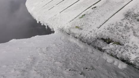 Winter-In-Den-Bergen,-Gefrorenes-Dach,-Aus-Eiszapfen-Schmelzendes-Wasser,-Schneekoppe,-Zeitlupe