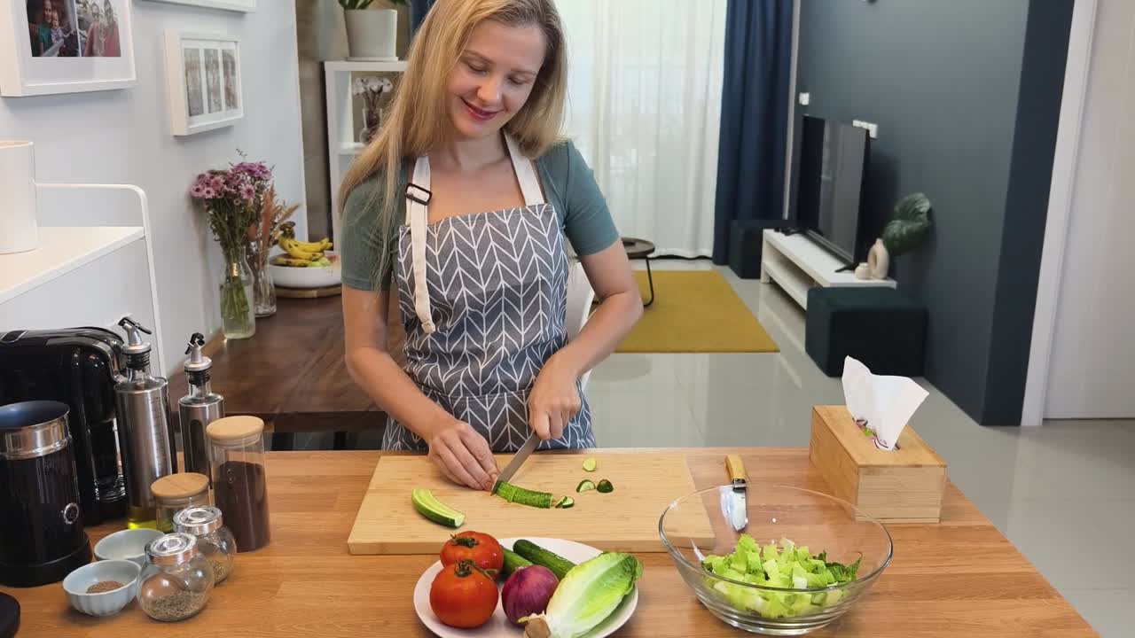 una mujer preparando una ensalada.