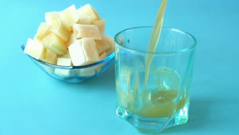 jugo de caña de azúcar fresco
