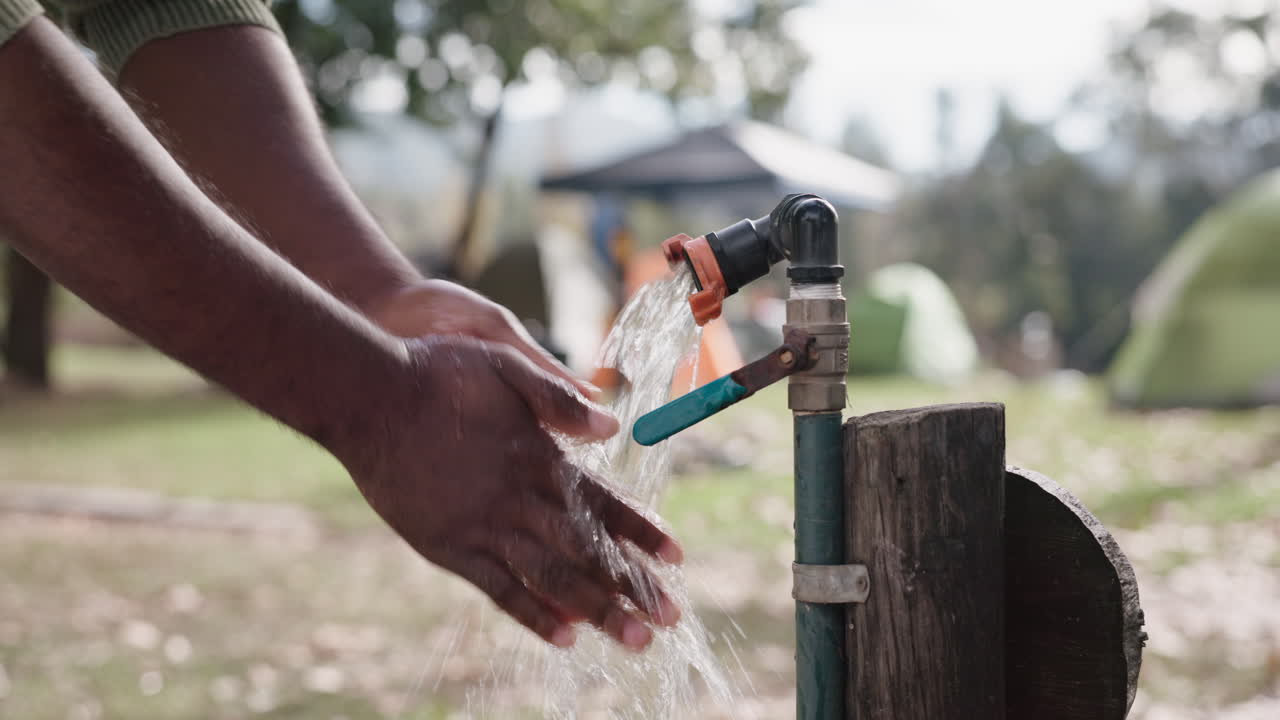 lavado de manos, grifo y agua para acampar