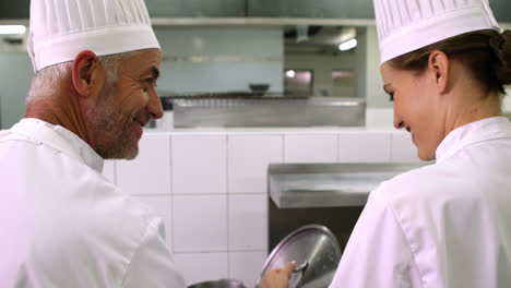 dos cocineros hablando y sonriendo a la cámara