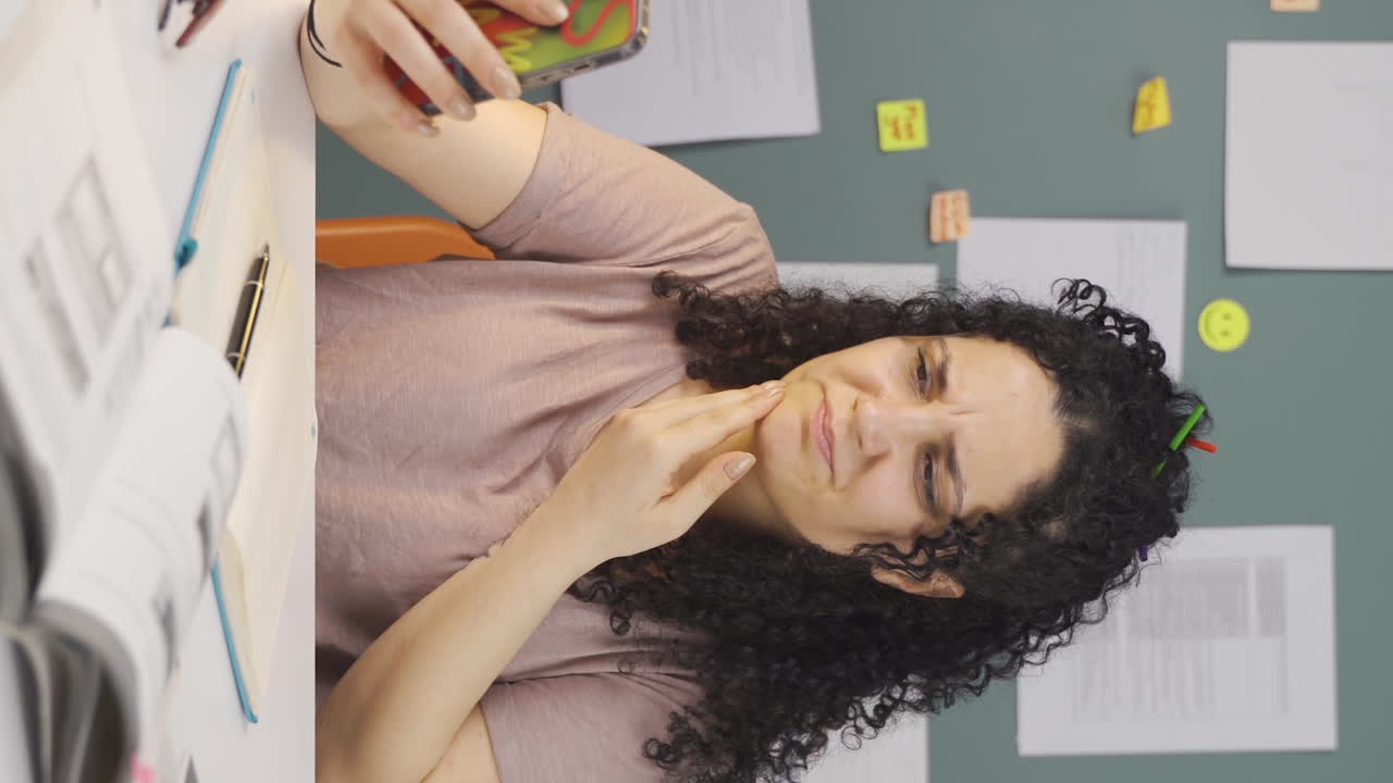 vídeo vertical de una estudiante presumida feliz.