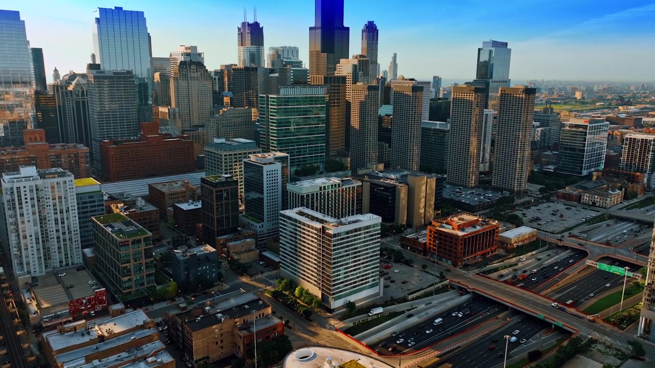 Centro affollato e rumoroso di Chicago, Illinois, Stati Uniti. Diverse auto si muovono nel centro città. Vista dall'alto.