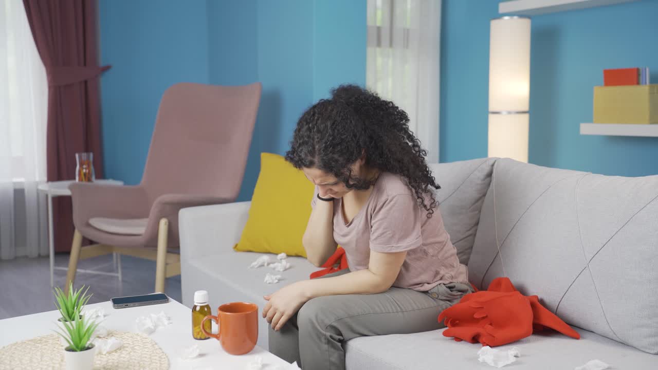 mujer joven enferma con fiebre alta.
