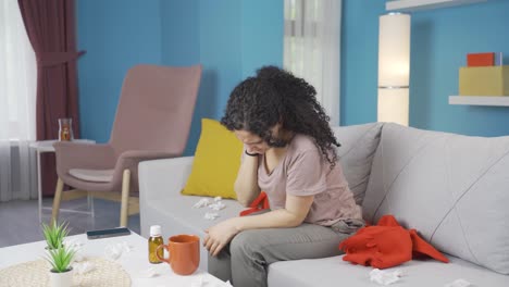 mujer joven enferma con fiebre alta.