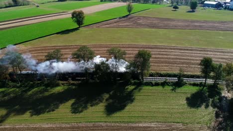 Dampfpersonenzug,-Der-Rauch-Entlang-Der-Amischen-Landschaft-Schnauft,-Wie-Von-Einer-Drohne-Gesehen