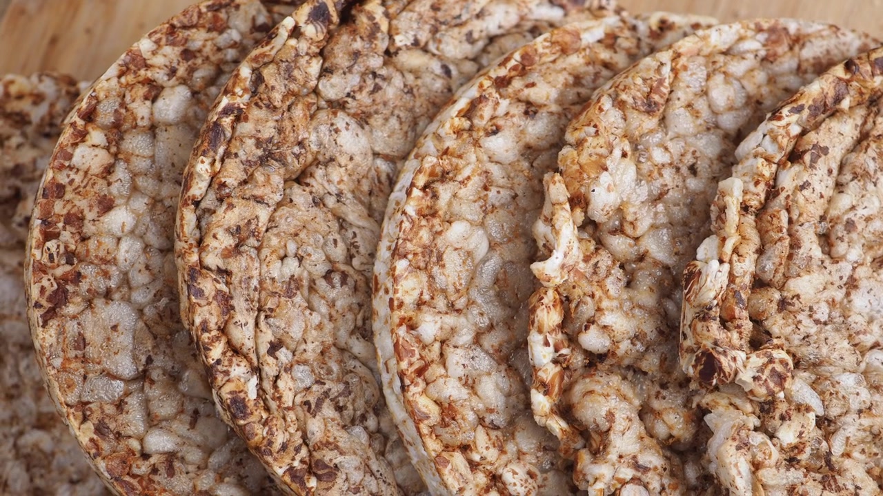 Primo piano di gallette di riso integrali salutari