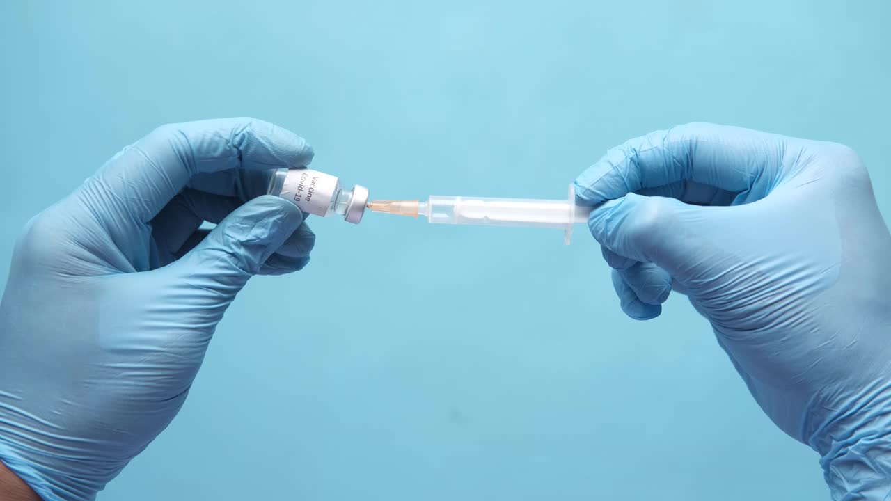 코로나19 백신 주사를 준비하고 있습니다.