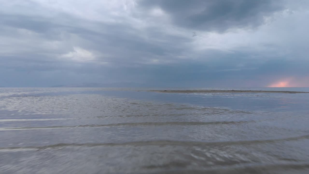 el sofá de cuero salado en una noche tormentosa en salt lake city
