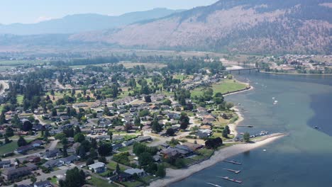 con vistas a la aldea de chase en el pequeño lago shuswap