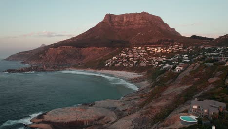 Suburbio-De-Llandudno,-Playa-Y-Montaña-Durante-La-Puesta-De-Sol-En-Ciudad-Del-Cabo,-Sudáfrica