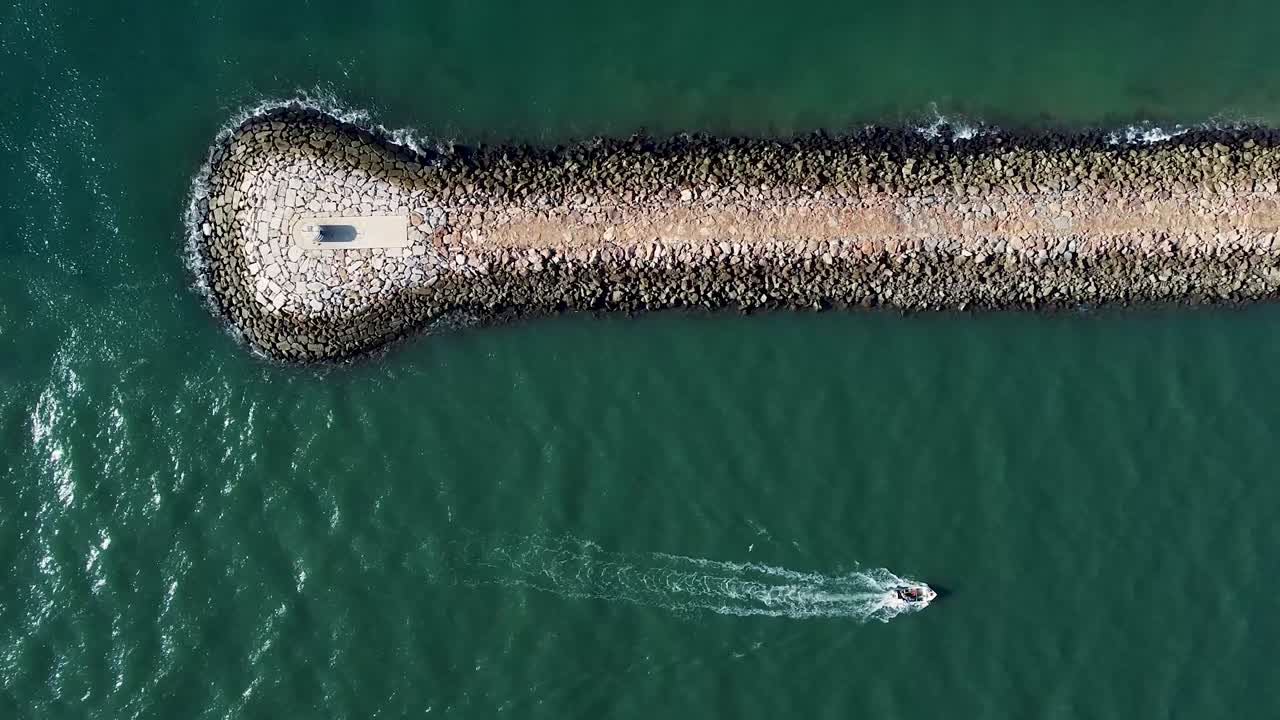 포르투갈 남쪽 대서양의 방파제 벽 제티와 함께 항해하는 배